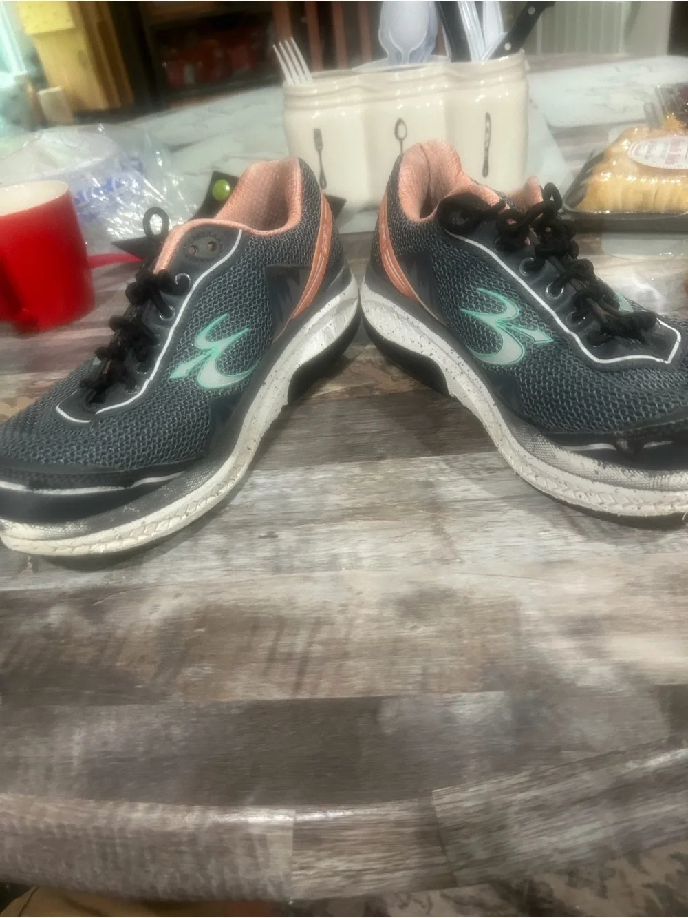 Women's size 11 siGravty Defy Mighty walk sneakers